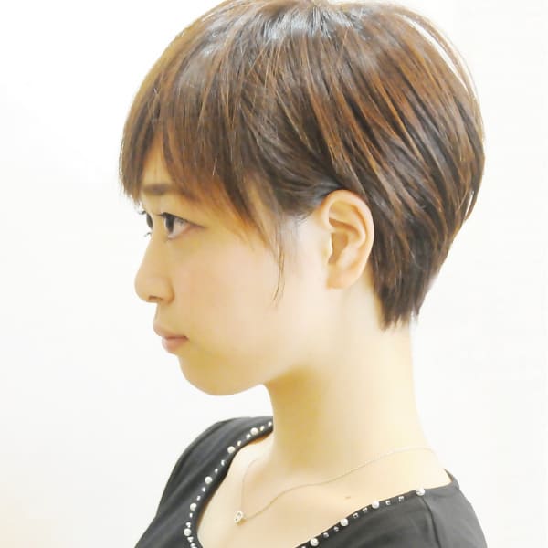 伸ばしかけや黒髪でも決まる無造作で大人かわいいスタイル。甘辛