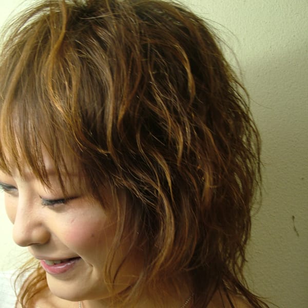 大きめのうねりのあるパーマでワイルド&キュートをプラス|MARO 清水台店