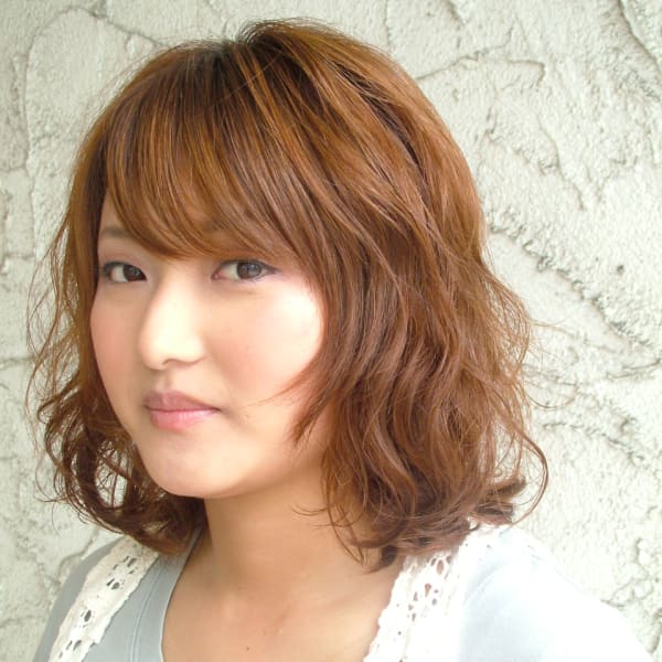 ふわっとしたフォルムにフェミニンなムードのスタイル