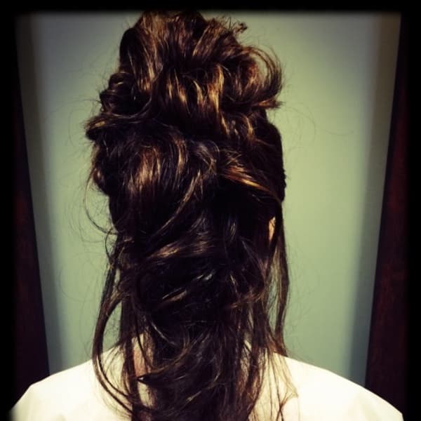 パーティーなど、まとめながらもダウンスタイルにしました。