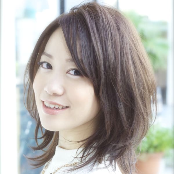 アッシュで輝く☆ゆるふわミディアムレイヤー♪|PALETA