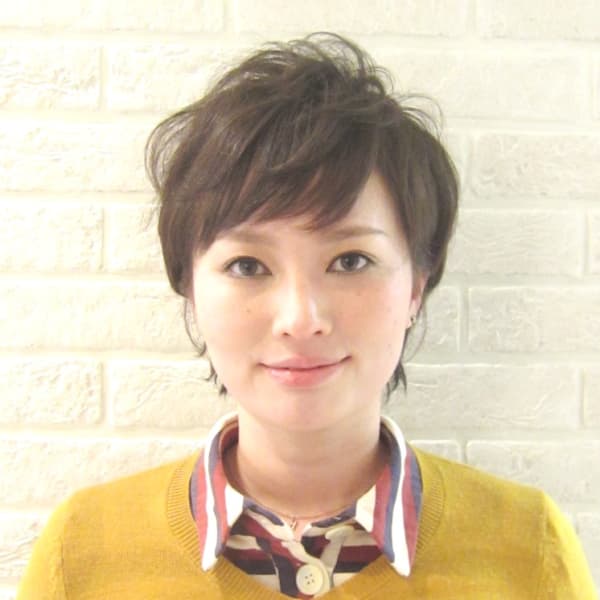 柔らかいニュアンスのショートレイヤースタイル|LINKS GARDEN