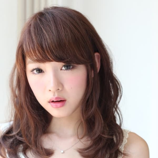 質感ＵＰのフリンジパーマでゆるかわミディアム