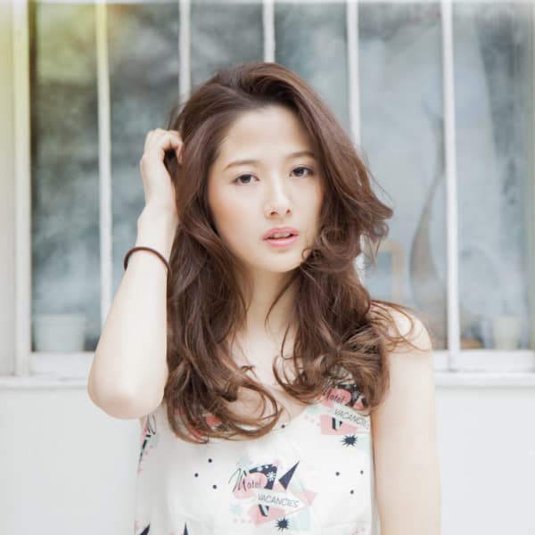 レイヤーの強さで魅了するサーフ系ロング