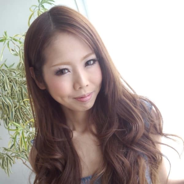 セレブ風やわらかロング×プラチナアッシュ|Hair&Nail Cocosia