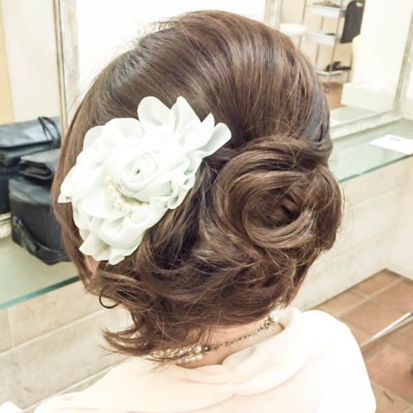髪飾りも合うフェミニンアレンジ