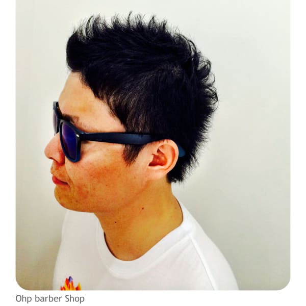 サイドから流す前髪とラフさが躍動する男の魅力を引き立てる。|Ohp barber Shop
