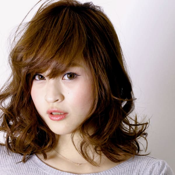 自由奔放に揺れるカールはラフセクシー