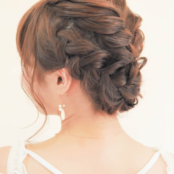 ルーズに編み込みまとめ髪