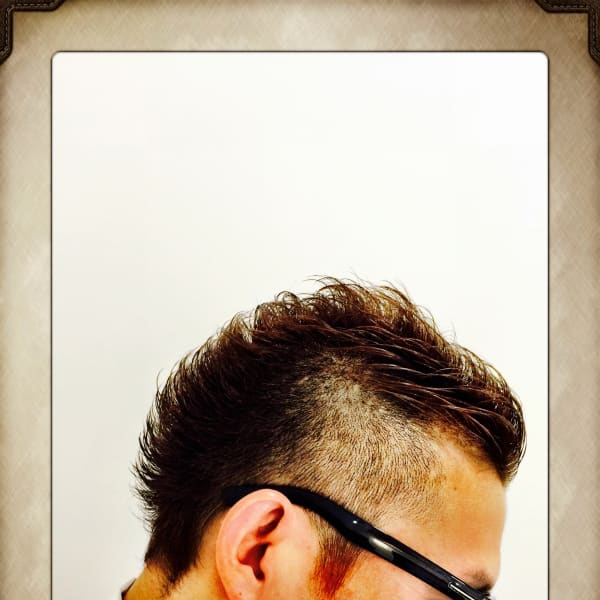 大胆刈り上げで骨太に仕上げるショートモヒカンスタイル