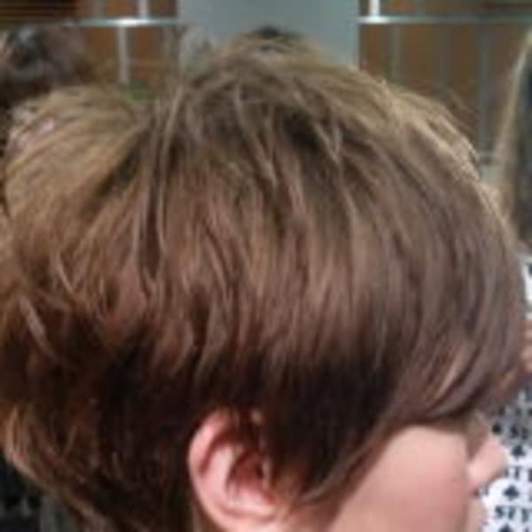 ショート（耳かかるぐらい　後ろ刈り上げ）