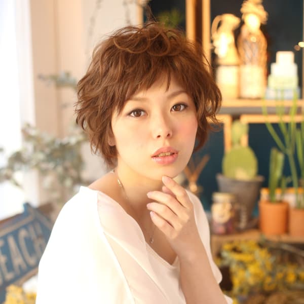 ウェーブがきつめなのにコンパクトな外国人風クセ毛ショート|Raguna