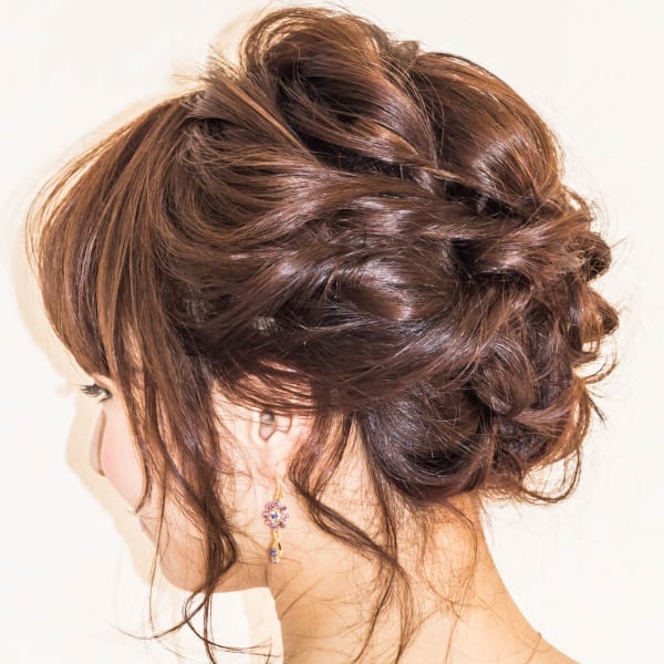 ねじって崩して大人可愛く