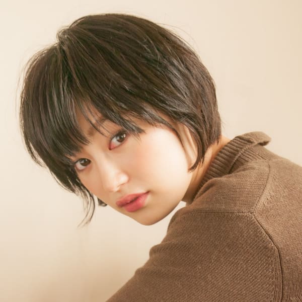 大人黒髪ニュアンスカールのクールショートボブ