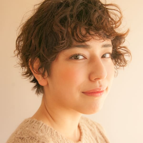 大人のマッシュショートでシンプルパーマスタイル