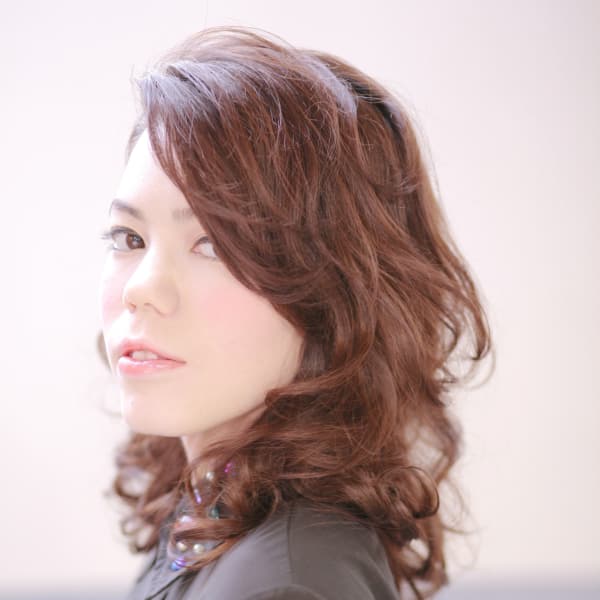 ミディアムパーマスタイル