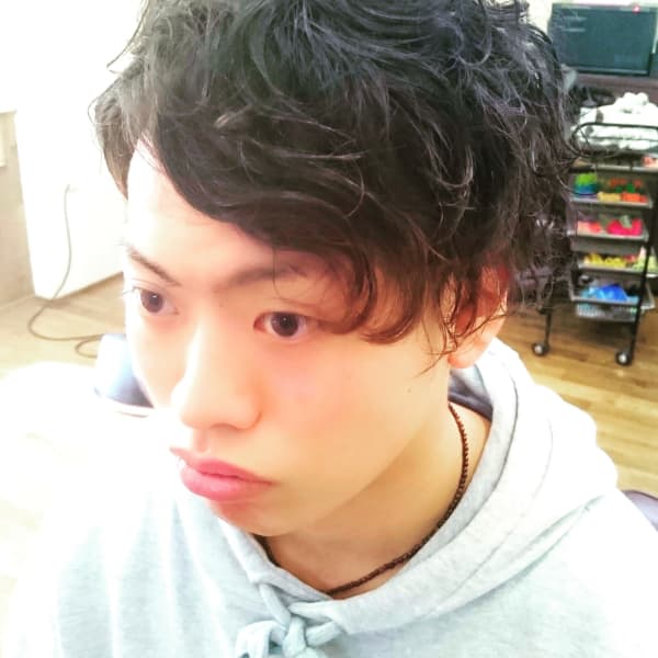 少し大人っぽくウェットなパーマで色気をプラス