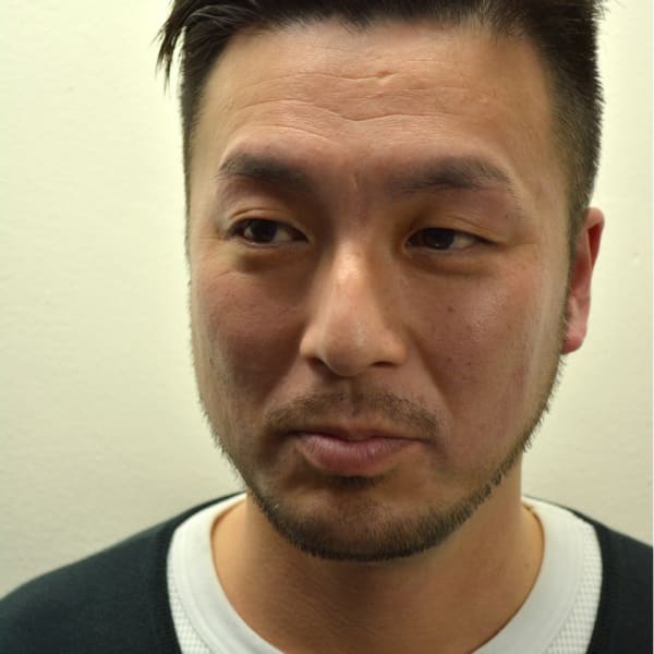 横分けショート刈上げスタイル