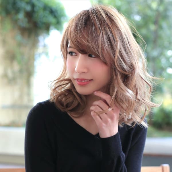 小顔に見えるゆるふわミディ