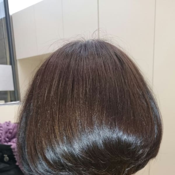 ツヤツヤ、前下がりボブ