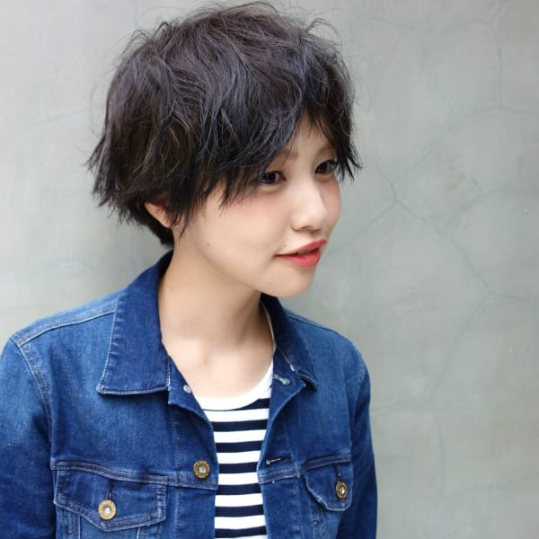 ダークアッシュで魅せるショートスタイル