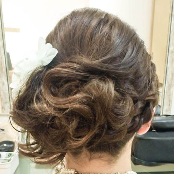 髪飾りも合うフェミニンアレンジ