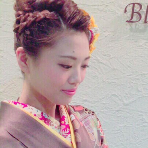 編み込みがキュートな成人式アップスタイル