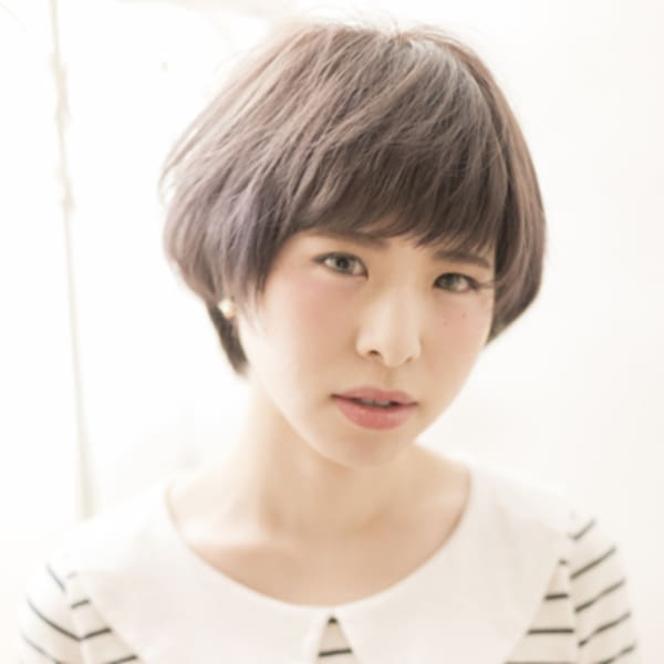 グレージュカラーのマッシュショート