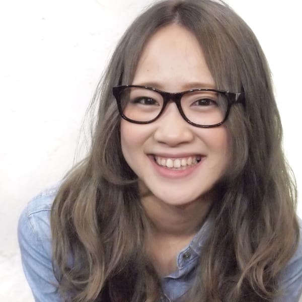 メガネ女子のふわふわロング　透け感アッシュベージュ