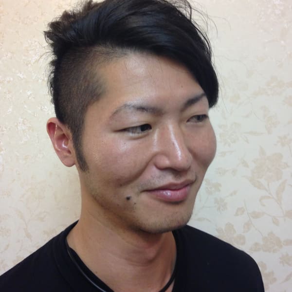 刈り上げ際立つ七三ツーブロック