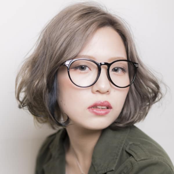 プラチナカラーのウェーブボブ