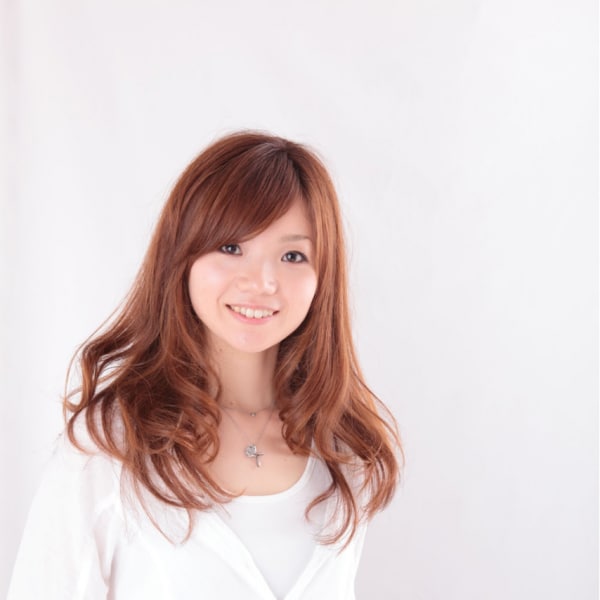 女子力は揺らぐカールと、ニュアンスたっぷりアンニュイヘア