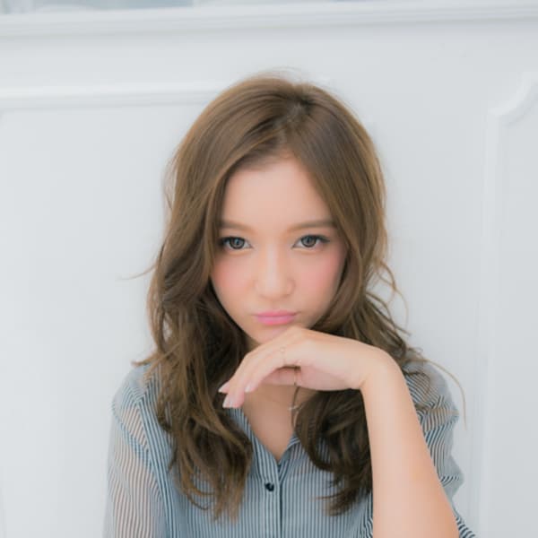 アッシュマットかきあげロング×ゆるふわパーマ♪|PADOMA