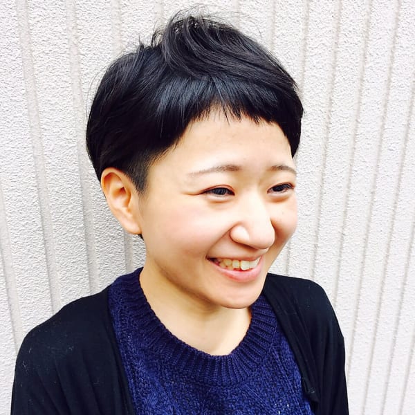 個性的マッシュの斜めバング耳かけスタイル