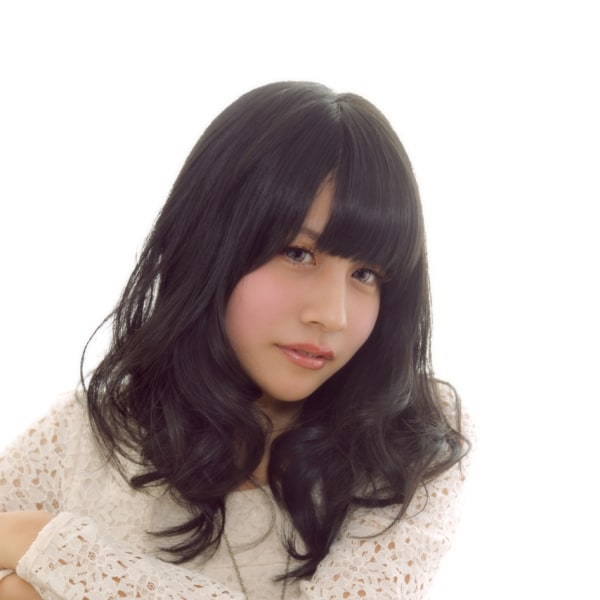 小顔効果大の前髪でつくる、ガーリーカール