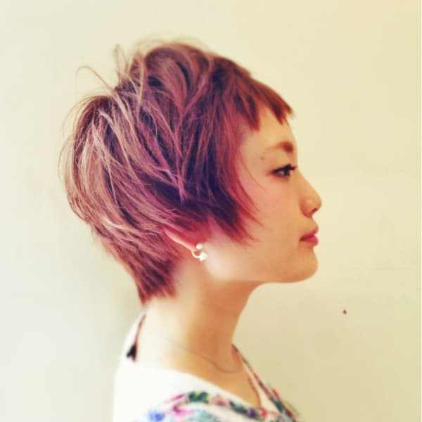 オレンジ系カラーで、キュートなショートバング