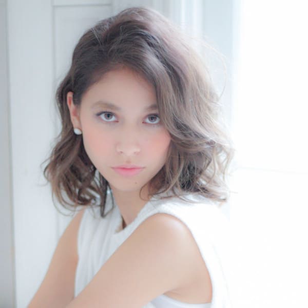 透明感のあるグレージュカラーのウェーブボブ【N-426】