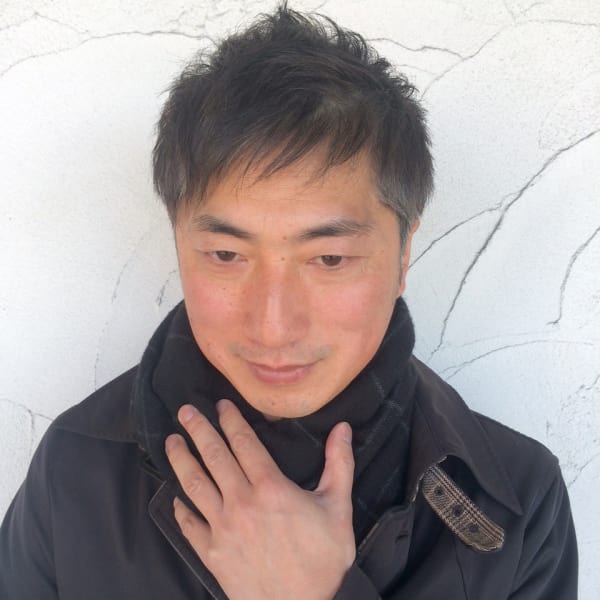グレーカラーと黒のコントラストを楽しむヘア