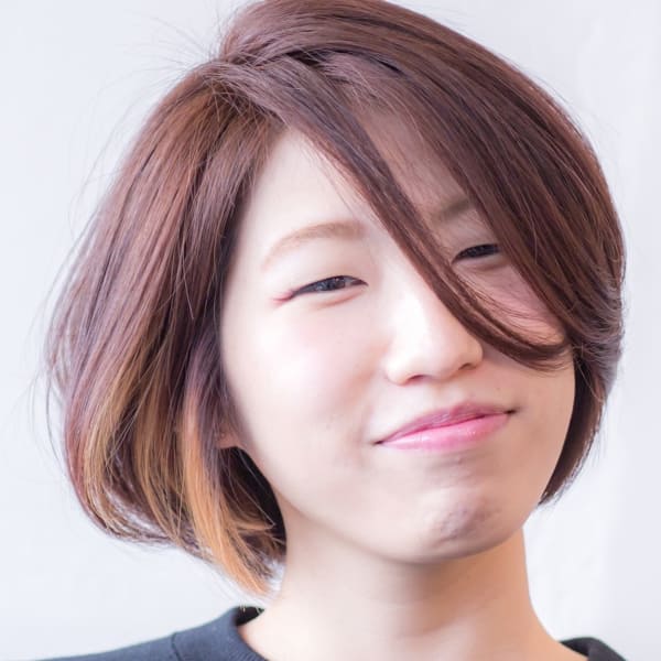 顔まわりに彩添えるシンプルボブ|DOUBLE