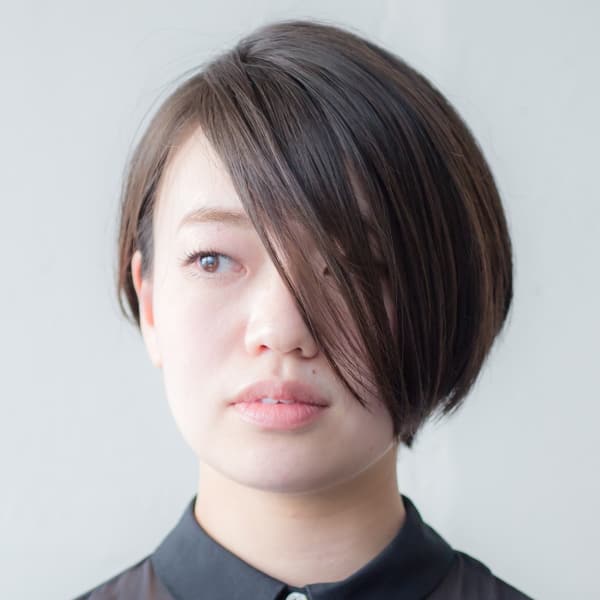 クリーンなデザインの中に大人の魅力漂うシンプルショート|DOUBLE