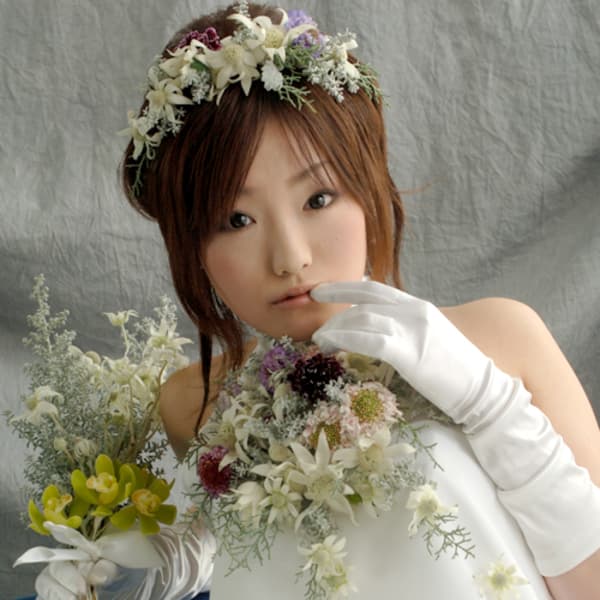 春のウェディング・ブライダルドレススタイル・フラワードレス