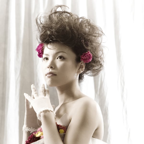 夏のウェディングドレススタイル・生花髪飾りブライダルヘア|Blooming Beauty Stage