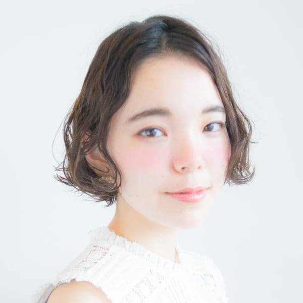 黒髪でオシャレな大人前下がりボブパーマ