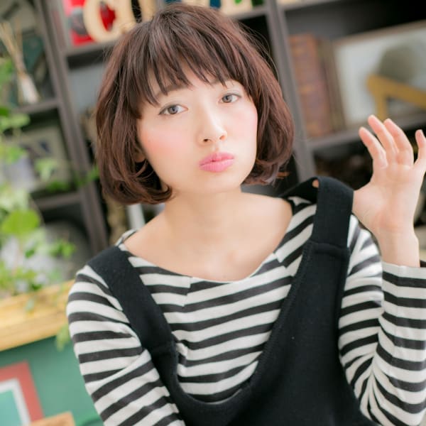 暗髪フェザーボブで小顔に☆見せる