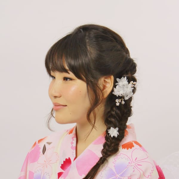 フィッシュボーンが可愛い編み込みおさげヘア