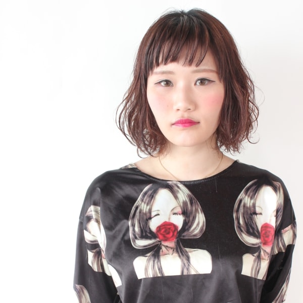 ウェット質感のショートバングボブ