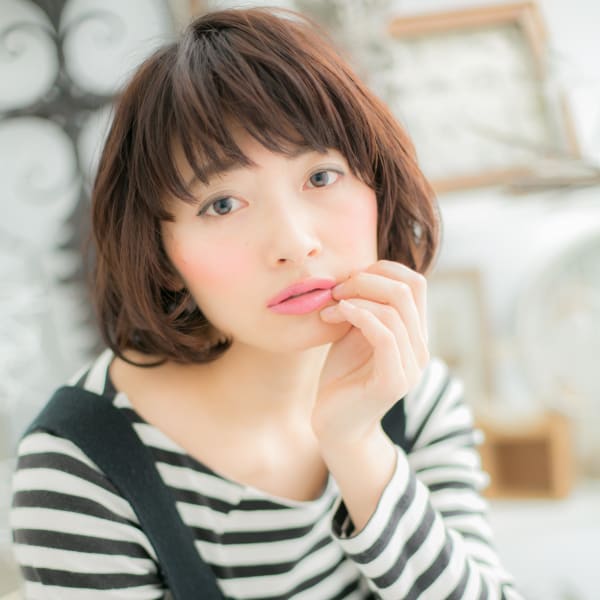 暗髪フェザーボブで小顔に☆見せる