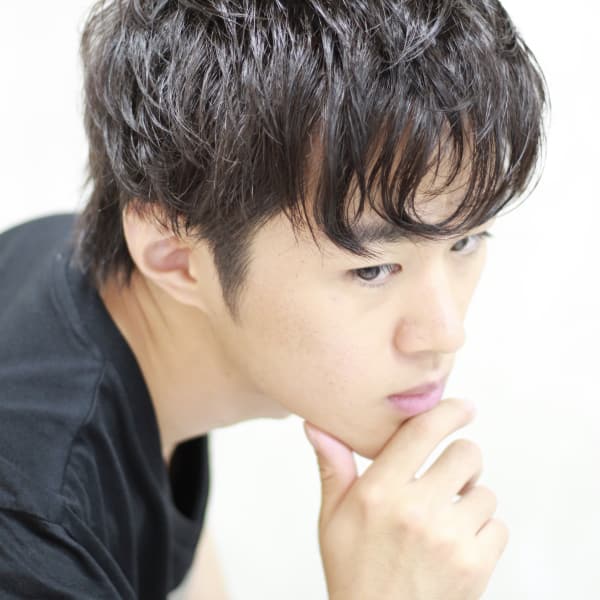 ツーブロ＆ロングバングのメンズカット。オンオフ両方OK。