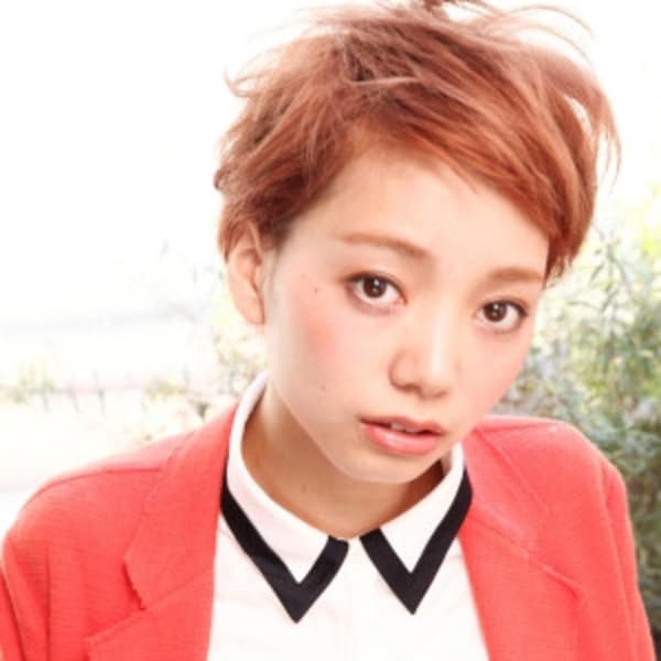 ゴールドベージュショートで、かわいいカジュアル