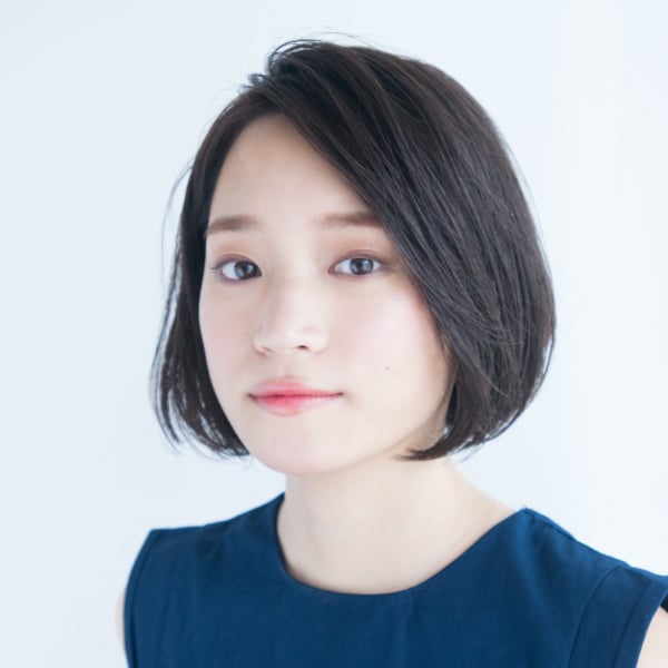 大人の小顔黒髪前下がりストレートボブ